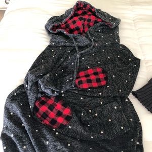 Boutique Mon Ami sweater hoodie medium